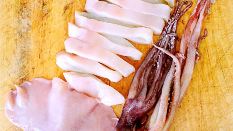 黄金鱿鱼圈,<a style='color:red;display:inline-block;' href='/shicai/ 345'>鱿鱼</a>去皮(这个步骤考验小伙伴们的耐性哦)后切好备用
