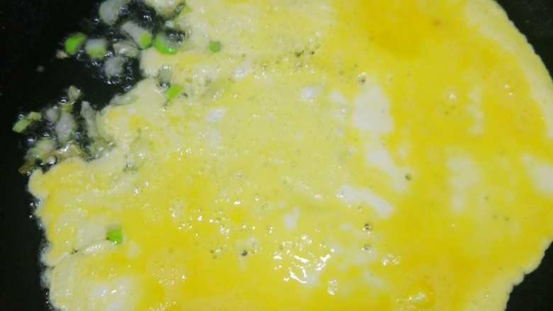 杏鲍菇炒鸡蛋,<a style='color:red;display:inline-block;' href='/shicai/ 9'>鸡蛋</a>一个磕入碗中,搅拌。油锅中摊开,稍切碎,盛出备用。