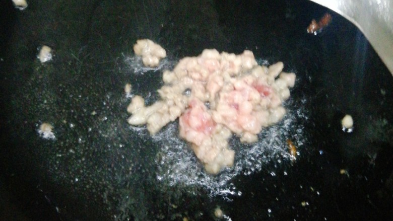 杏鲍菇炒鸡蛋,油锅中稍放油,下入葱花、肉沫翻炒。