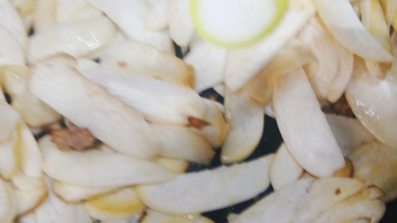 杏鲍菇炒鸡蛋,放入两克盐,使菇出汤汁、入味儿。
