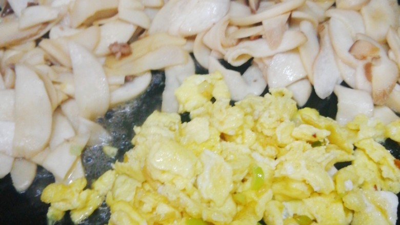 杏鲍菇炒鸡蛋,杏鲍菇稍蔫,放入之前摊好的鸡蛋。翻炒。
