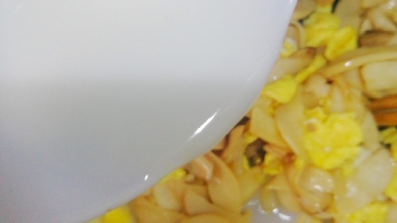杏鲍菇炒鸡蛋,杏鲍菇颜色稍变深、塌蔫,则倒入淀粉汁勾芡。
