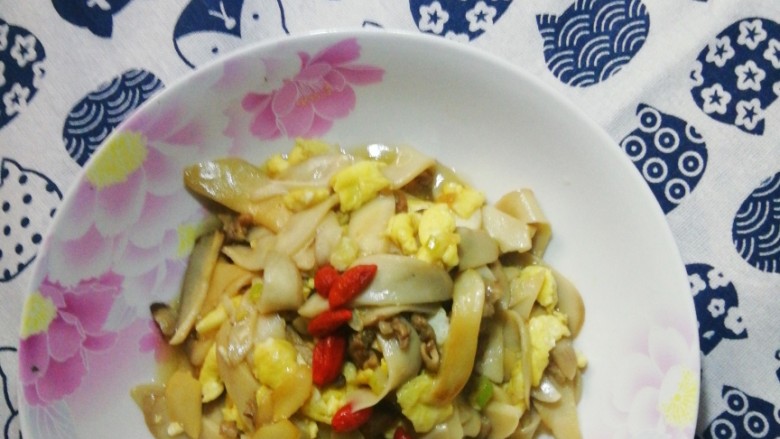 杏鲍菇炒鸡蛋,装盘盛出。放枸杞点缀。