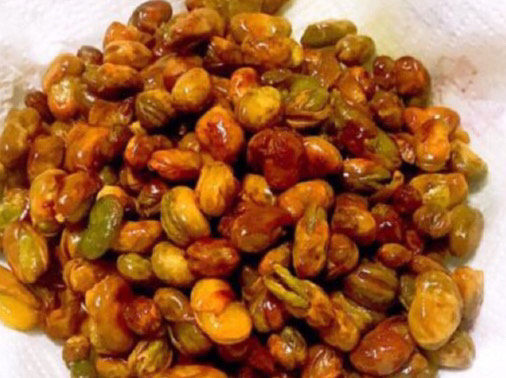 油炸蚕豆,撒入干调料,调匀即可
