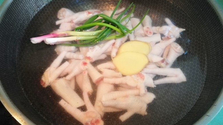 柠檬鸡爪,将处理好的鸡爪放入锅中,倒入没过鸡爪的清水,放<a style='color:red;display:inline-block;' href='/shicai/ 37'>姜</a>片和葱结