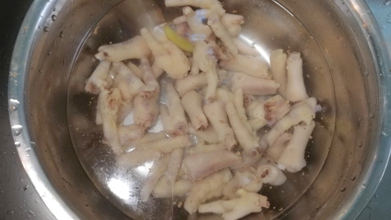 柠檬鸡爪,煮好的鸡爪捞起来放入冰水中泡一会