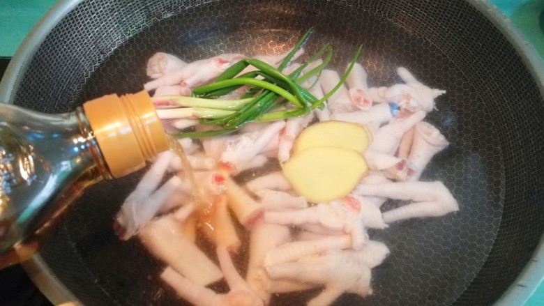 柠檬鸡爪,再加适量料酒,盖上盖子煮,水开后再煮五六分钟