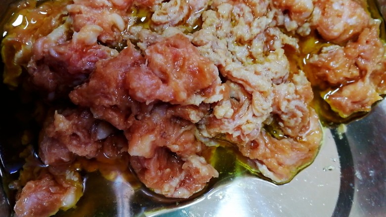 包子【茴香猪肉+西葫芦鸡蛋】,虑出炸干的调料,把油浇在肉馅上。