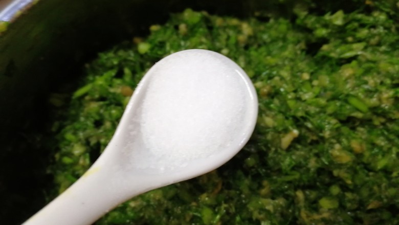 包子【茴香猪肉+西葫芦鸡蛋】,包之前放入4g盐,把馅搅拌均匀。