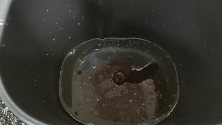 低脂低糖减肥面包,黑全麦提子面包,倒进面包桶备用