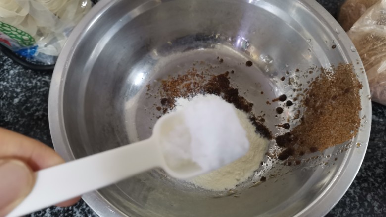 低脂低糖减肥面包,黑全麦提子面包,盐巴