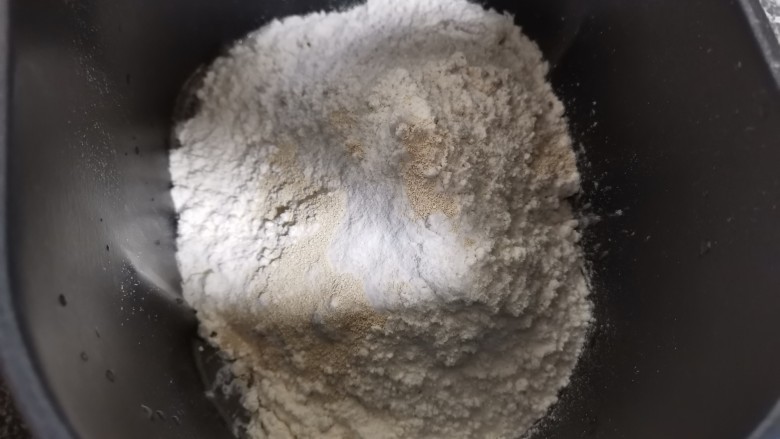 低脂低糖减肥面包,黑全麦提子面包,全部倒进面包桶备用