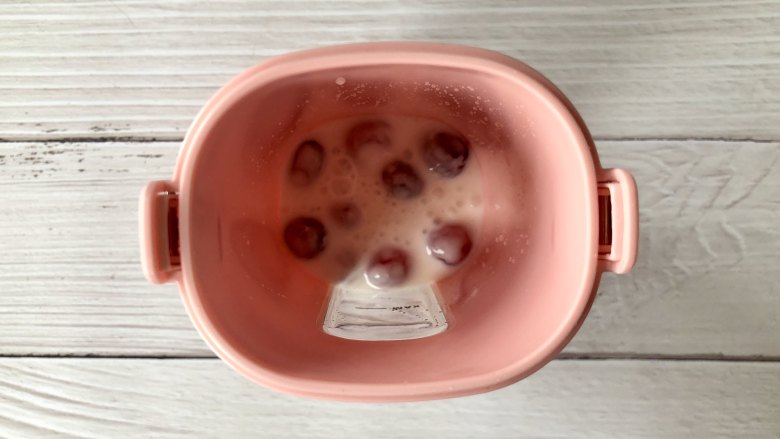 有颜有料的双莓燕麦酸奶杯,粉粉的少女心爆棚,把<a style='color:red;display:inline-block;' href='/shicai/ 109185'>美国蔓越莓</a>鲜果和酸奶倒入榨汁杯中;