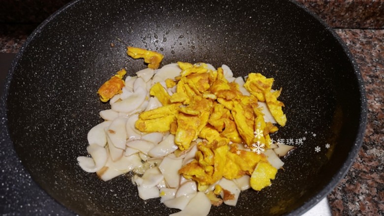 杏鲍菇炒鸡蛋,放入鸡蛋翻炒均匀。