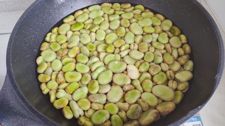 五香蚕豆,蚕豆冷水入锅,水要没过蚕豆