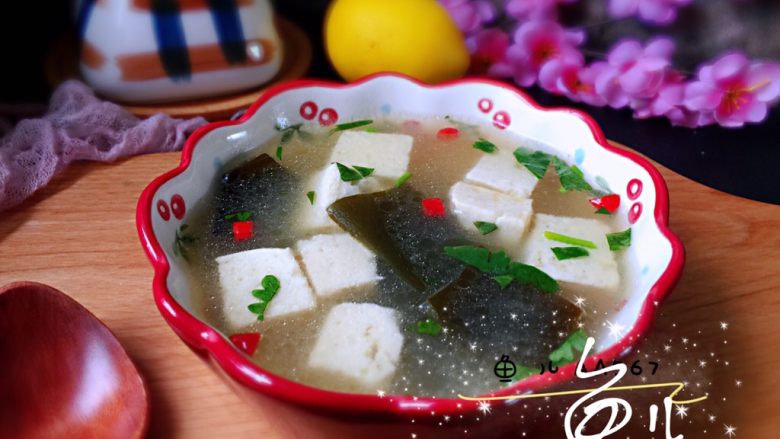 海带豆腐汤,装入碗中,撒香菜碎