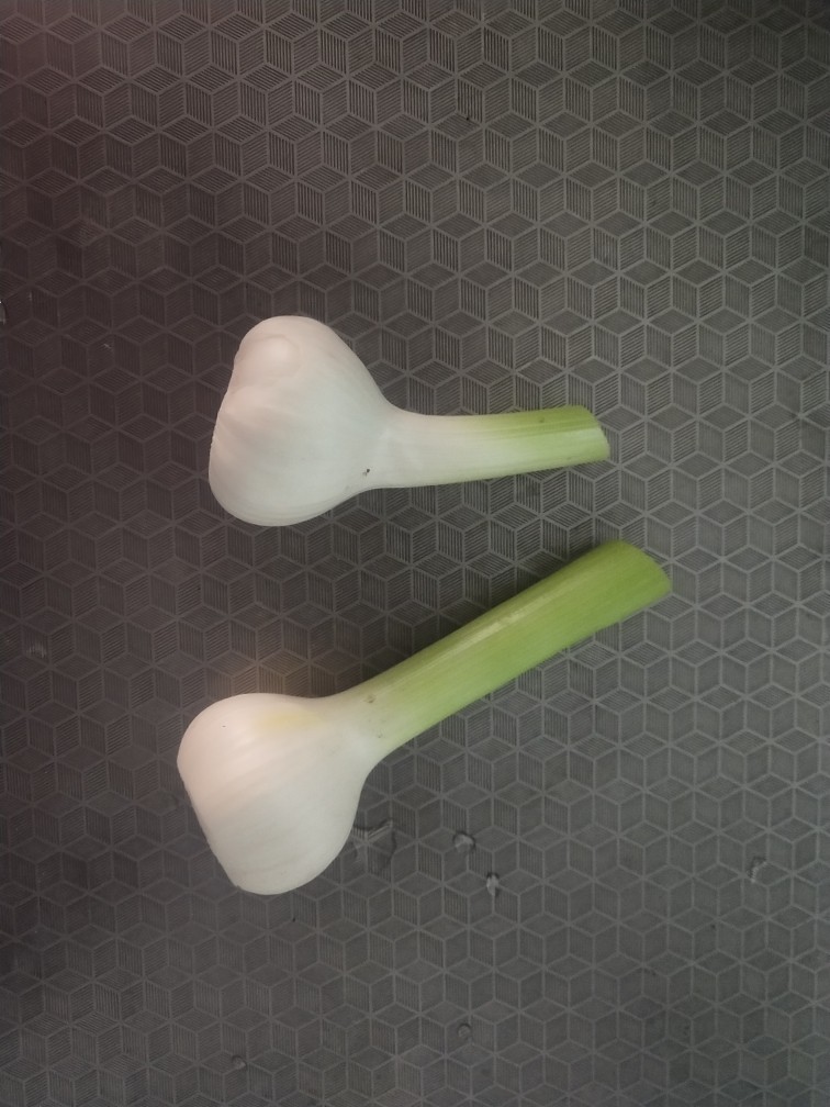 清炒豌豆荚,准备蒜,清洗。