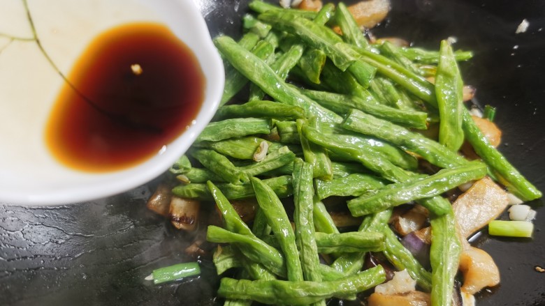 豇豆烧茄子,加入少许<a style='color:red;display:inline-block;' href='/shicai/ 788'>生抽</a>。
