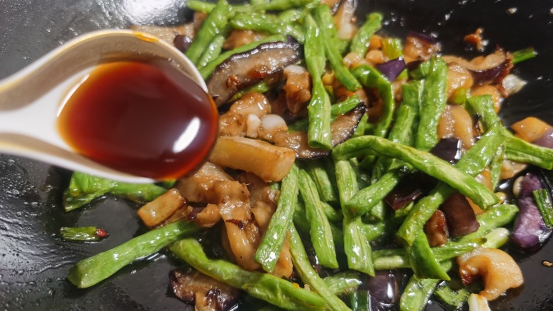 豇豆烧茄子,加入一勺<a style='color:red;display:inline-block;' href='/shicai/ 721'>蚝油</a>,要是觉得太干可加入一点点热水。