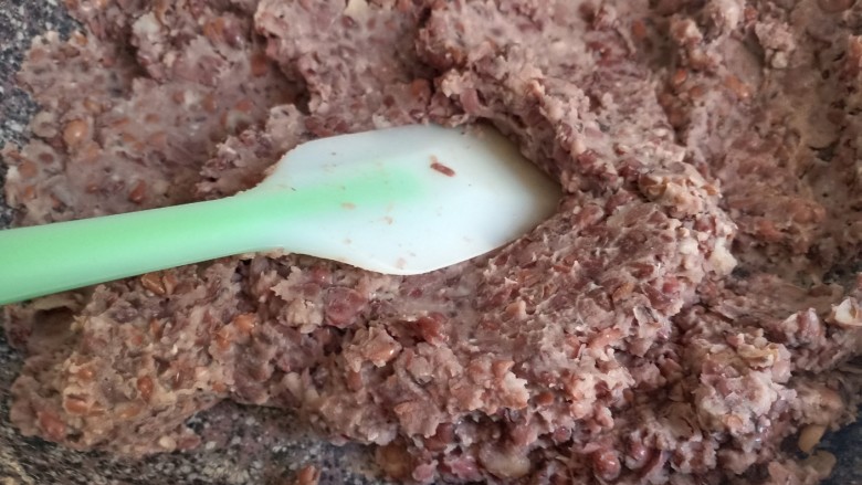 和果子-樱花🌸,取出红豆,放在不粘锅平底锅中,一边压一边翻遍到水分慢慢收干