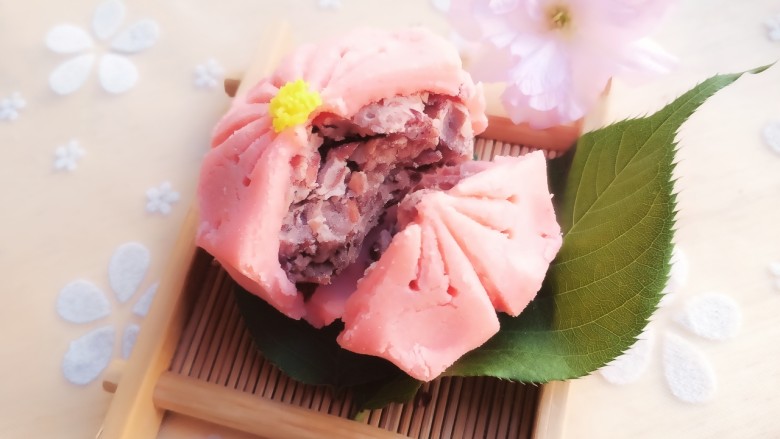 和果子-樱花🌸,黄色练切放在筛网上一按压就出来根根分明的花蕊了。放在花的最中间。就完成了。北方还是太干燥了,练切有的地方都有点干裂了。但不影响口感和味道。