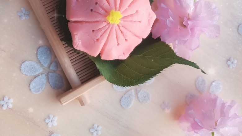 和果子-樱花🌸,做樱花和果子需要粉色练切(练切+粉色色素)24克,红豆沙馅18克,黄色练切1克
