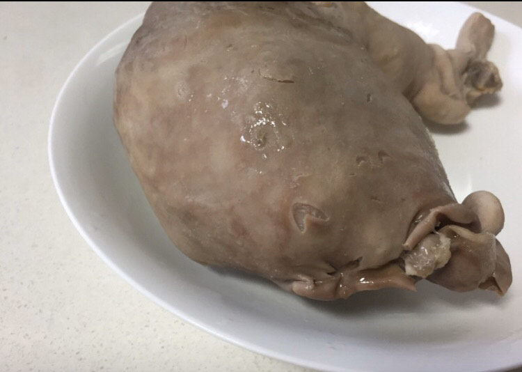 胡椒猪肚鸡,大概炖两小时后关火加食用盐,再盖上盖子,利用砂锅的保温性继续焖二十分钟,把猪肚拿出来。