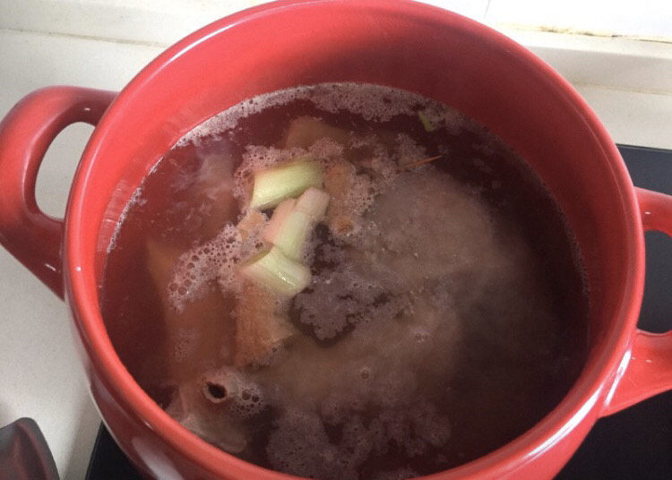 胡椒猪肚鸡,猪肚放入砂锅,注入适量清水,大火烧开家京葱、姜、<a style='color:red;display:inline-block;' href='/shicai/ 718'>料酒</a>。
以差不多没过猪肚为准。