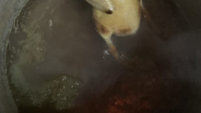 白切鸭,水开之后给鸭子翻一个身,盖盖子再继续煮到开。