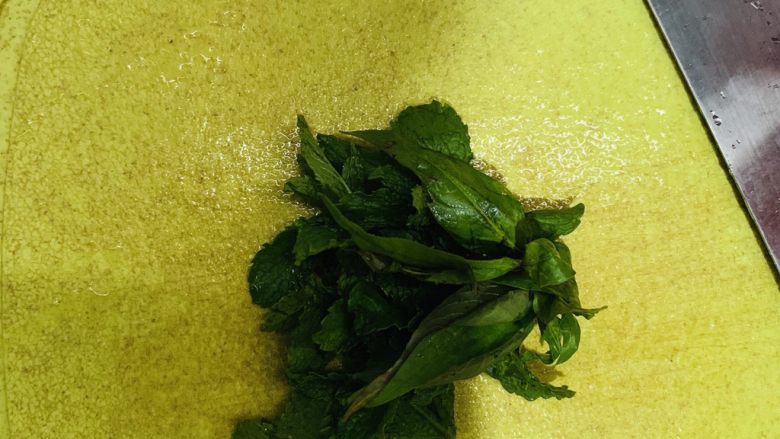 白切鸭,趁这会准备一个简便的料碟。薄荷叶切碎。