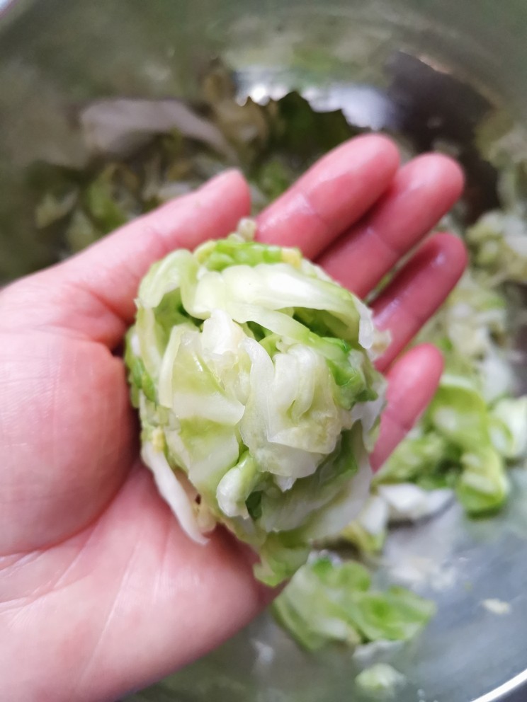 辣包菜,将腌制好的包菜,挤出水分,挤的越干越好,做出来的包菜越脆