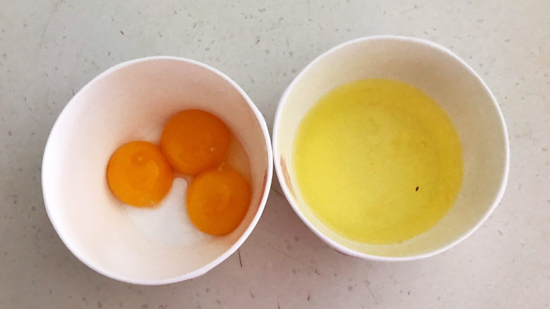 豇豆炒鸡蛋,把鸡蛋打入碗中,蛋清和蛋黄分开