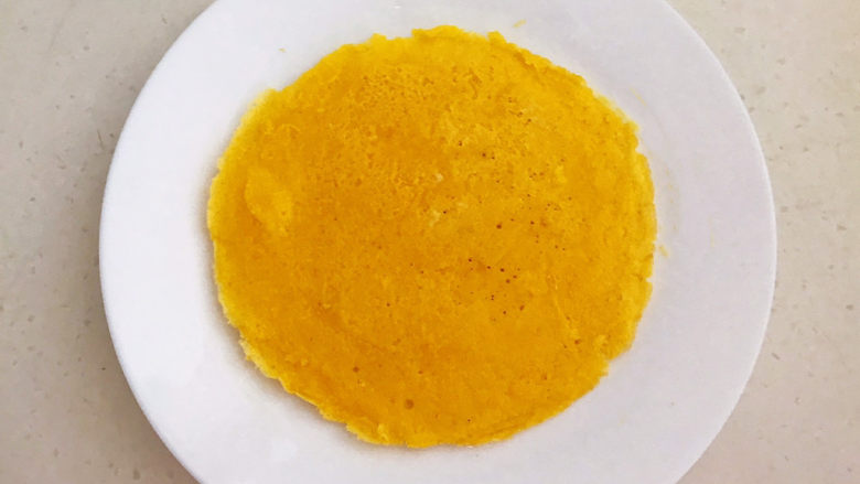 豇豆炒鸡蛋,把煎好鸡黄饼夹出来