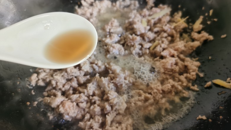 杏鲍菇炒牛肉,牛肉炒到变色发白时,加入一勺<a style='color:red;display:inline-block;' href='/shicai/ 718'>料酒</a>。