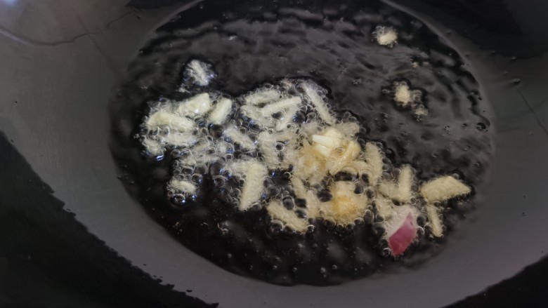 杏鲍菇炒牛肉,炒锅烧热放油,先加入姜末煸炒。