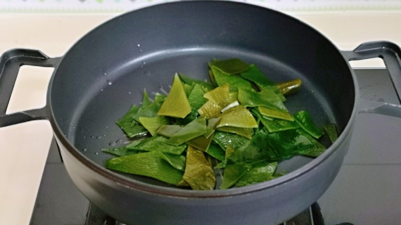 海带豆腐汤,起油锅,加入海带煸炒。