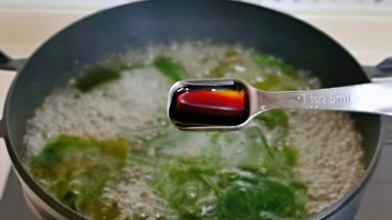 海带豆腐汤,加入一小勺<a style='color:red;display:inline-block;' href='/shicai/ 788'>生抽</a>提鲜,大火烧开后转小火炖10分钟。