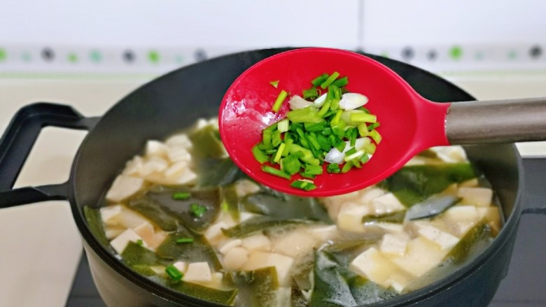 海带豆腐汤,撒上葱花,借助余温烫熟即可。