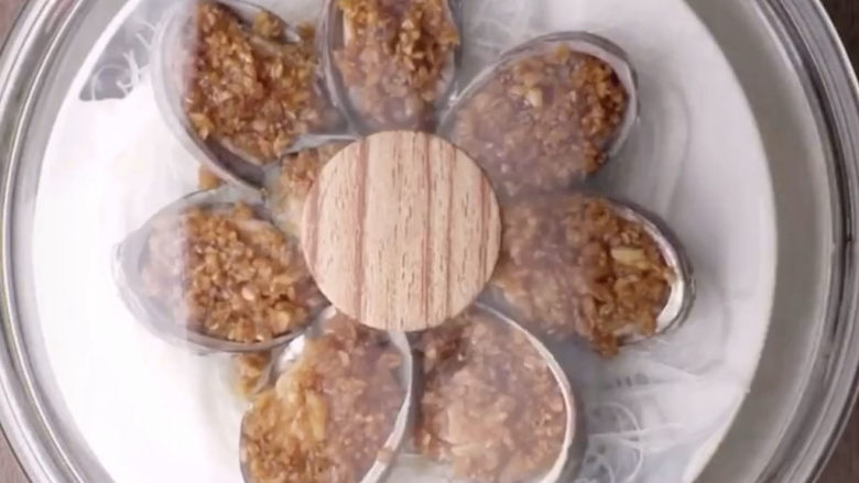 蒜蓉粉丝蒸鲍鱼,水开上锅,中火蒸个七八分钟就可以了,不完太久,鲍鱼肉容易蒸过度口感变差。
