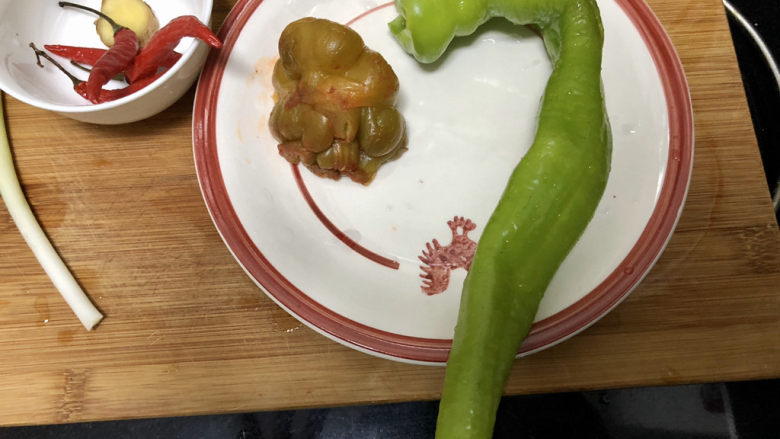 杏鲍菇炒鸡蛋➕淡黄杨柳又催春,尖椒去蒂去籽清洗备用