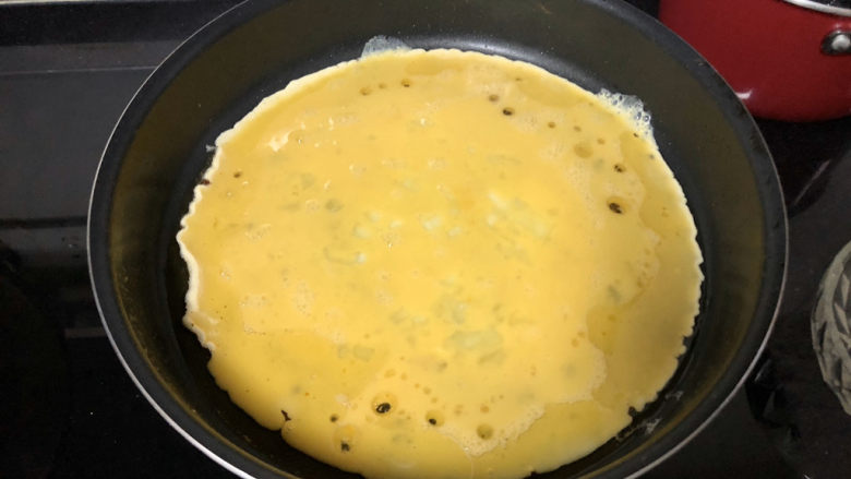 杏鲍菇炒鸡蛋➕淡黄杨柳又催春,热锅加适量食用油，油温热，倒入蛋液