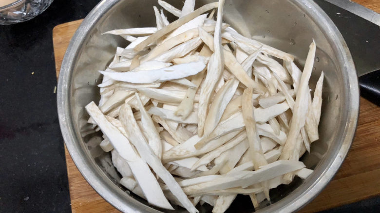 杏鲍菇炒鸡蛋➕淡黄杨柳又催春,再手撕成条，不均匀不要紧