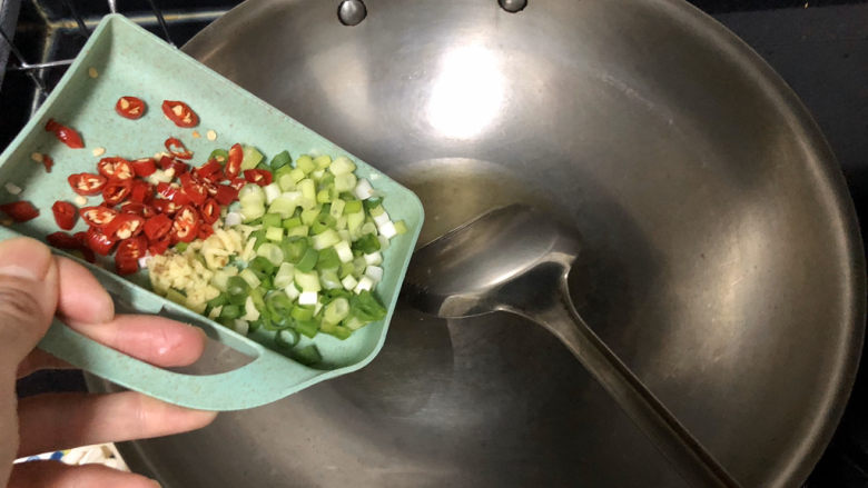 杏鲍菇炒鸡蛋➕淡黄杨柳又催春,热锅后加少许油，小火，加入小葱姜末小米辣煸香