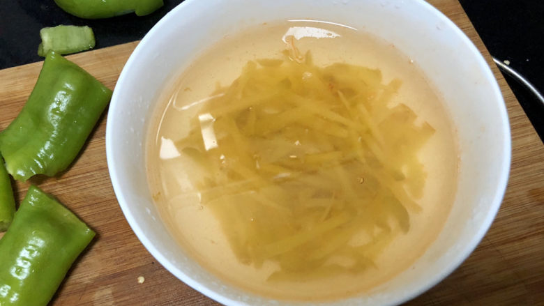 杏鲍菇炒鸡蛋➕淡黄杨柳又催春,榨菜切丝，清水浸泡，以免太咸