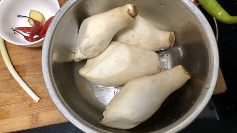 杏鲍菇炒鸡蛋➕淡黄杨柳又催春,杏鲍菇搓洗备用