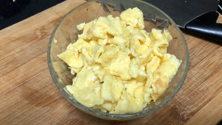 杏鲍菇炒鸡蛋➕淡黄杨柳又催春,底面成型后铲成块盛出备用