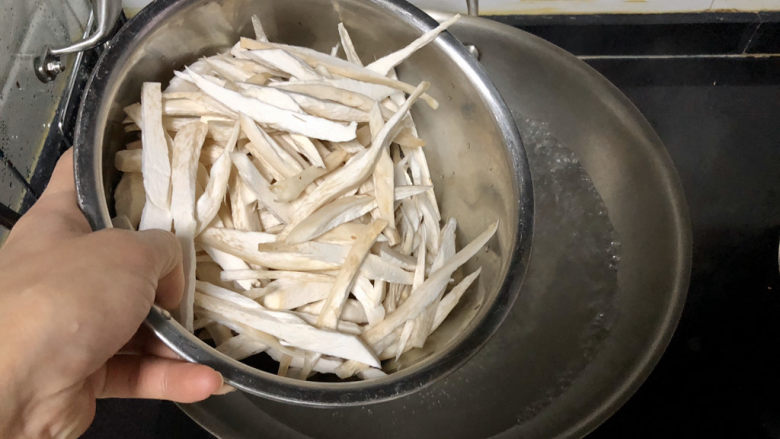 杏鲍菇炒鸡蛋➕淡黄杨柳又催春,坐锅烧水，水开下杏鲍菇，焯水半分钟