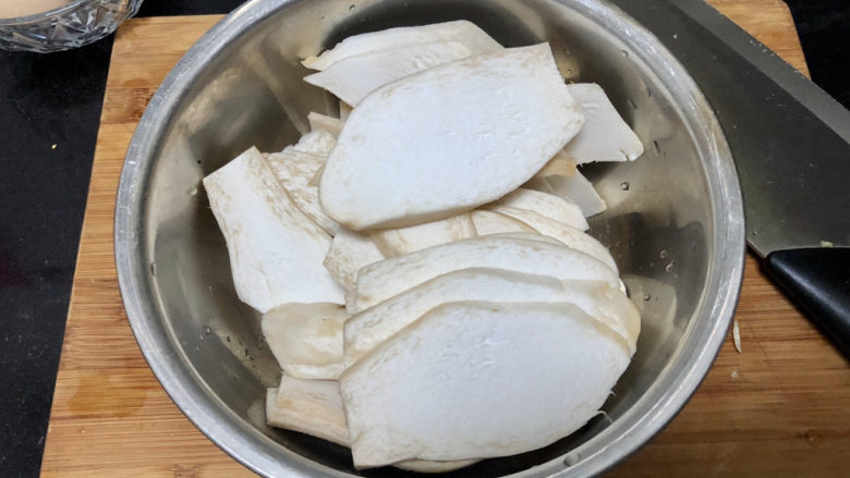 杏鲍菇炒鸡蛋➕淡黄杨柳又催春,杏鲍菇先切厚片