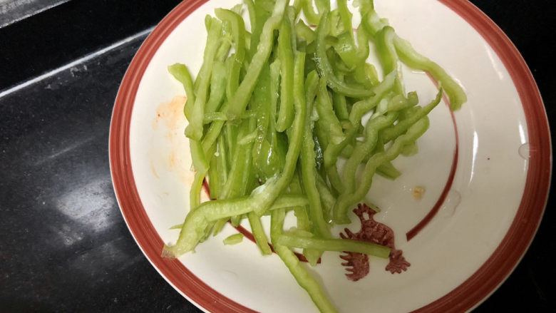 杏鲍菇炒鸡蛋➕淡黄杨柳又催春,尖椒切丝