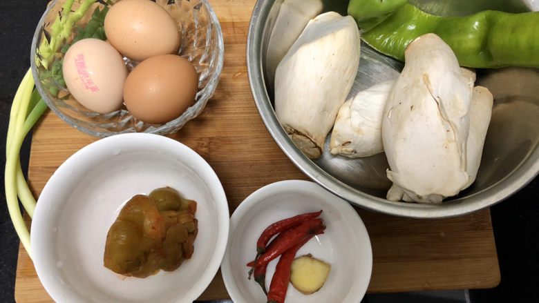 杏鲍菇炒鸡蛋➕淡黄杨柳又催春,食材合照：<a style='color:red;display:inline-block;' href='/shicai/ 238'>杏鲍菇</a>两三个约250g，<a style='color:red;display:inline-block;' href='/shicai/ 8778'>尖椒</a>一个，<a style='color:red;display:inline-block;' href='/shicai/ 60901'>鲜鸡蛋</a>三个，<a style='color:red;display:inline-block;' href='/shicai/ 722'>榨菜</a>一小块，小米辣三个，<a style='color:red;display:inline-block;' href='/shicai/ 37'>姜</a>一小片，<a style='color:red;display:inline-block;' href='/shicai/ 157'>小葱</a>两根